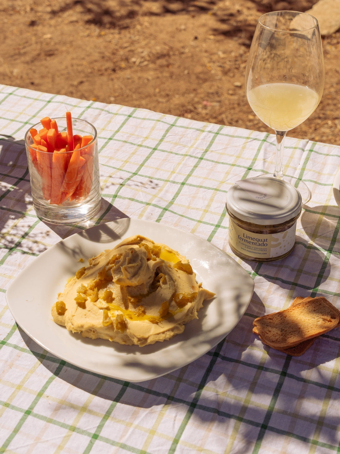 Hummus con limequats fermentados