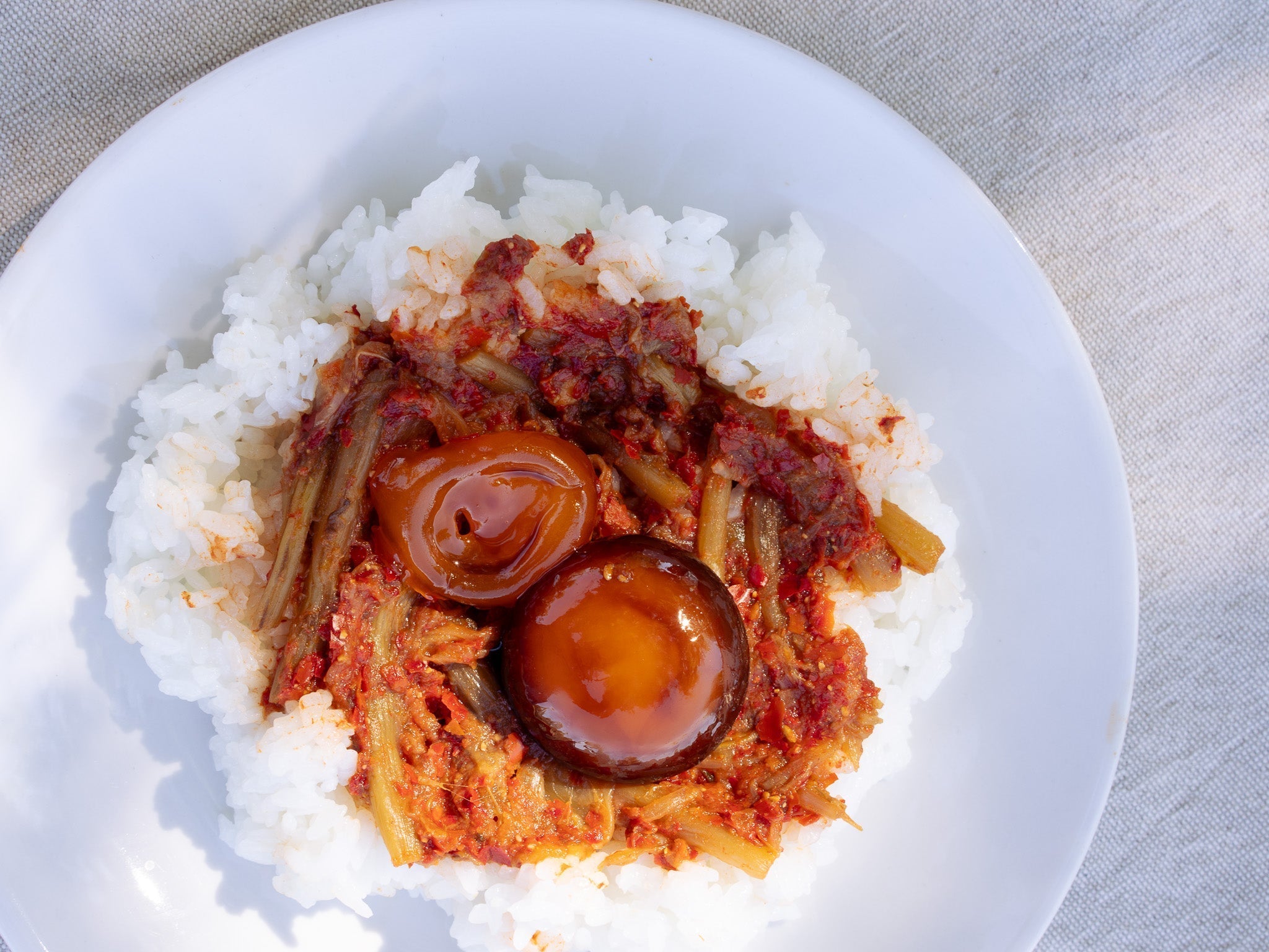 Arroz kohishikari, tagarninas fermentadas y yema curada en garum vegetal